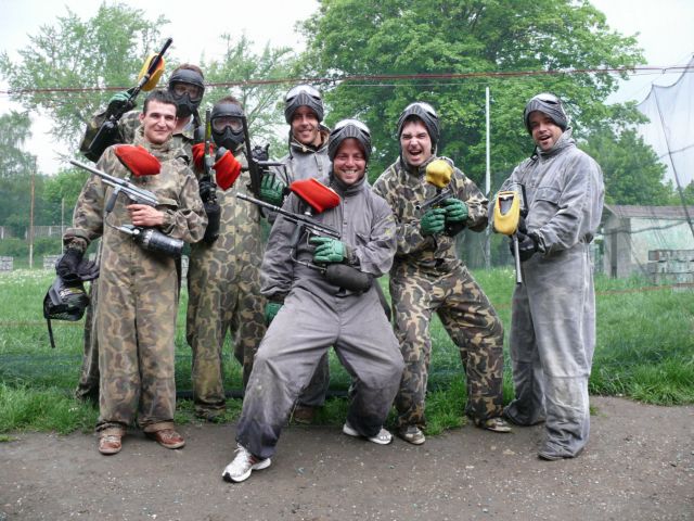 Οπαδοί της Ντιναμό χτύπησαν τους παίκτες τους με όπλα paintball